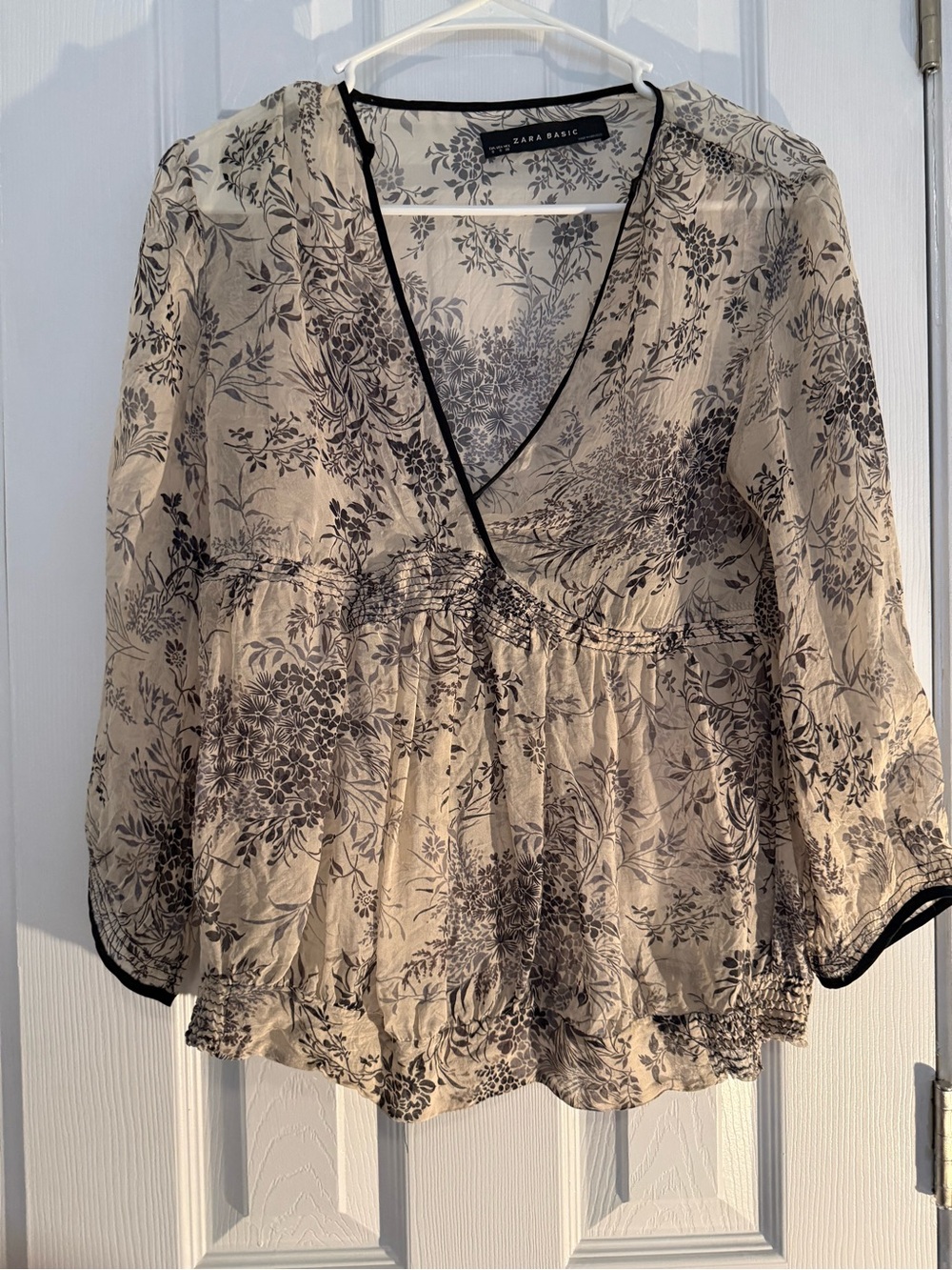 Zara Women's White and Black Floral V-Neck Blouse